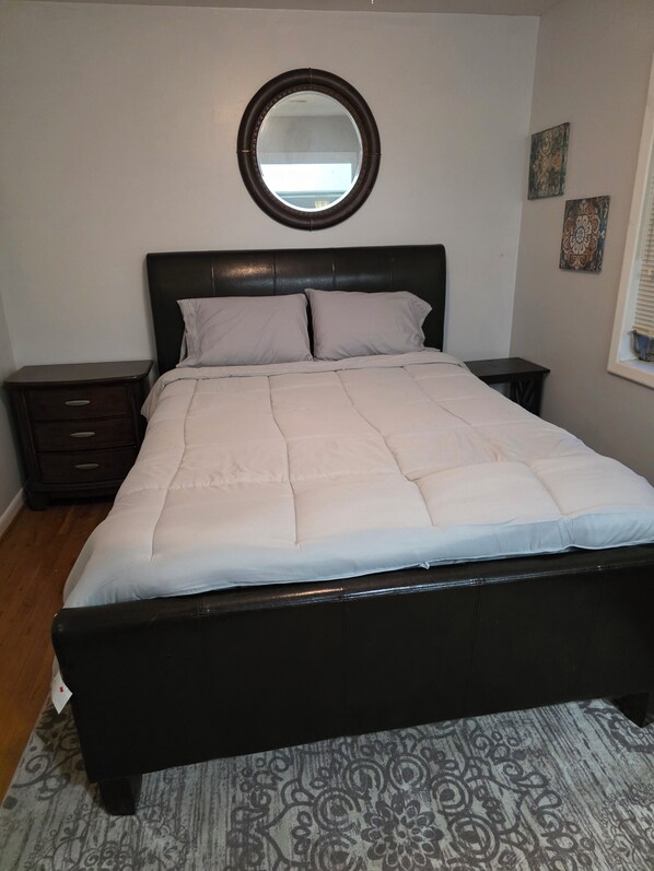 4 bedrooms, iron/ironing board, WiFi, bed sheets