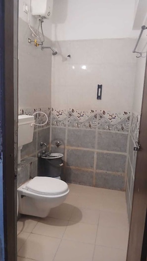 Executive Room | Bathroom | Shower, rainfall showerhead, towels, soap - HOTEL GREEN PARK (Ahmedabad)