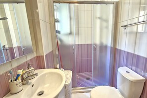 Familienapartment, Mehrere Schlafzimmer (Pool View Palm 002) | Badezimmer | Dusche, Haartrockner, Handtücher, Seife