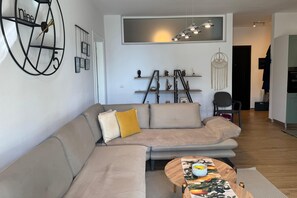 Familienapartment, Mehrere Schlafzimmer, Meerseite (Lunara Apartment) | Wohnbereich