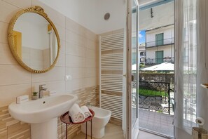 Une salle de bain avec un lavabo, un miroir et des toilettes.