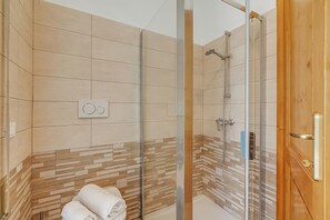 Family Apartment, Multiple Bedrooms, Beachside (Casa Adelina Garden Stresa Center) | Bathroom - Casa Adelina Garden Stresa Center (Stresa)