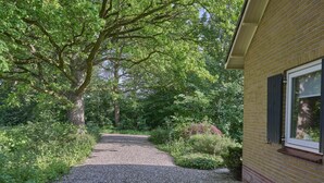 A gravel path leading to a brick building with a window. - Rural holiday home with expansive views (Aalten)