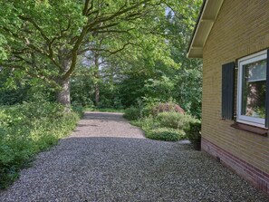 A gravel path leading to a brick building with a window. - Rural holiday home with expansive views (Aalten)