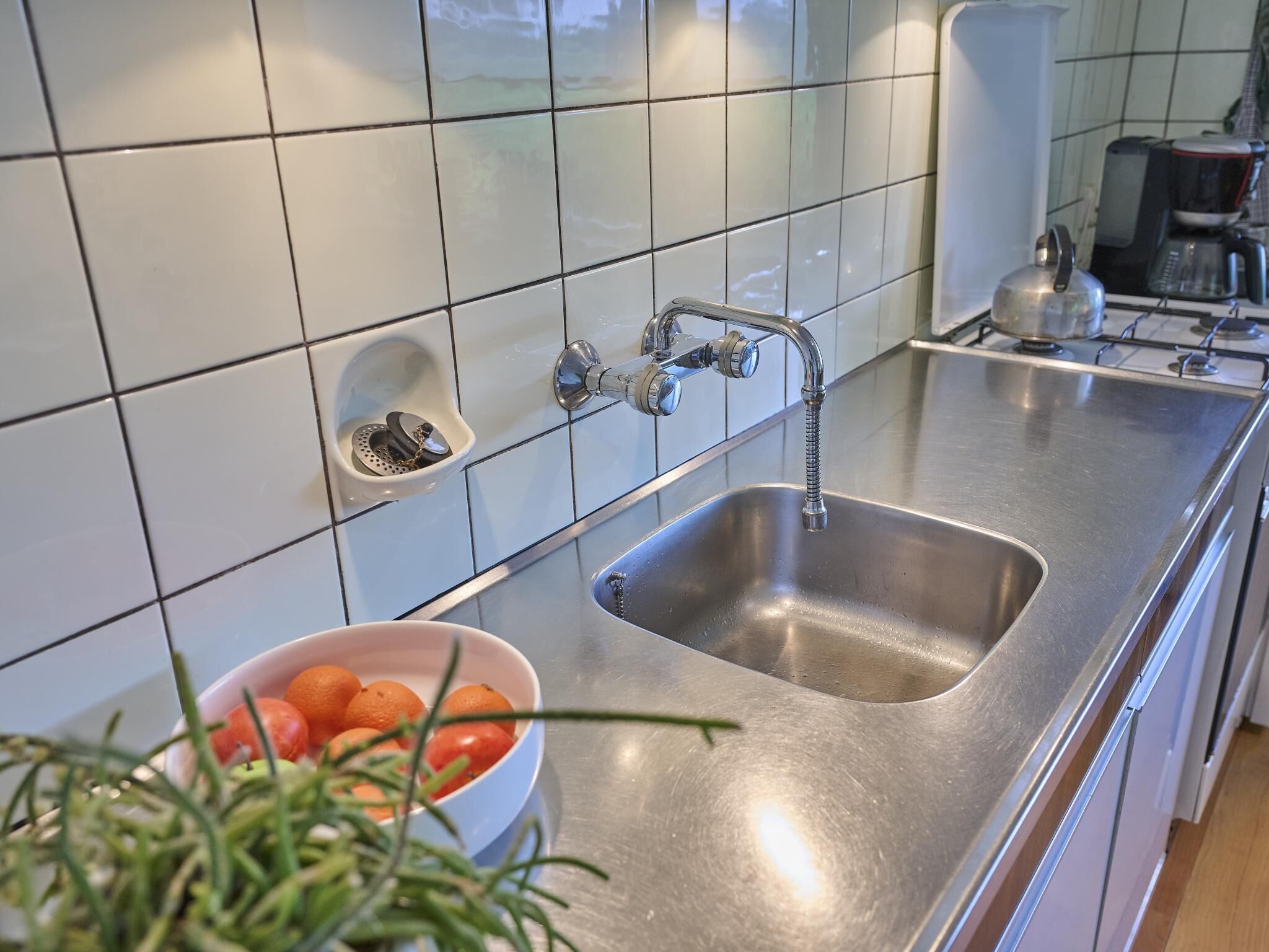 Een koelkast, een magnetron, een kookplaat, een vaatwasser