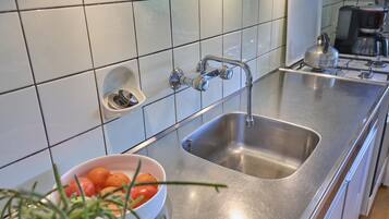 Een koelkast, een magnetron, een kookplaat, een vaatwasser