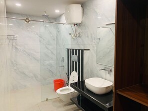 Deluxe-Suite, Stadtblick | Badezimmer | Kostenlose Toilettenartikel, Hausschuhe, Handtücher, Seife