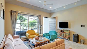 Deluxe Villa, Garden View | Living area