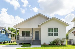 Exterior - 111 Lavish Bungalow 1753! Medical Center, Stadiums (Houston)