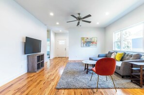 Living area - 111 Lavish Bungalow 1753! Medical Center, Stadiums (Houston)