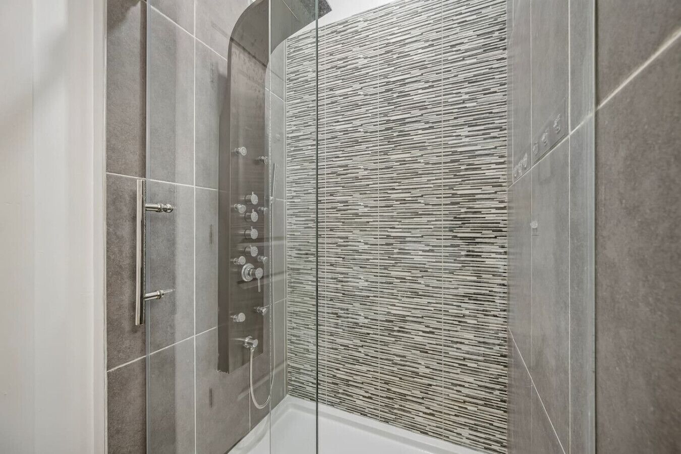 Douche, séchoir à cheveux, serviettes fournies