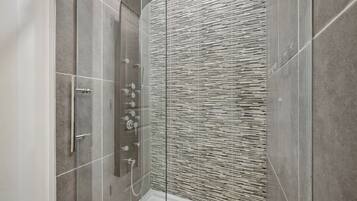 Douche, séchoir à cheveux, serviettes fournies