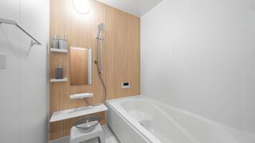 Apartamento | Baño | Ducha y bañera combinadas y artículos de higiene personal gratuitos