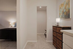 1 bedroom, desk, iron/ironing board, travel cot - Montrose Dazzle Studio, Near Med Center (Houston)