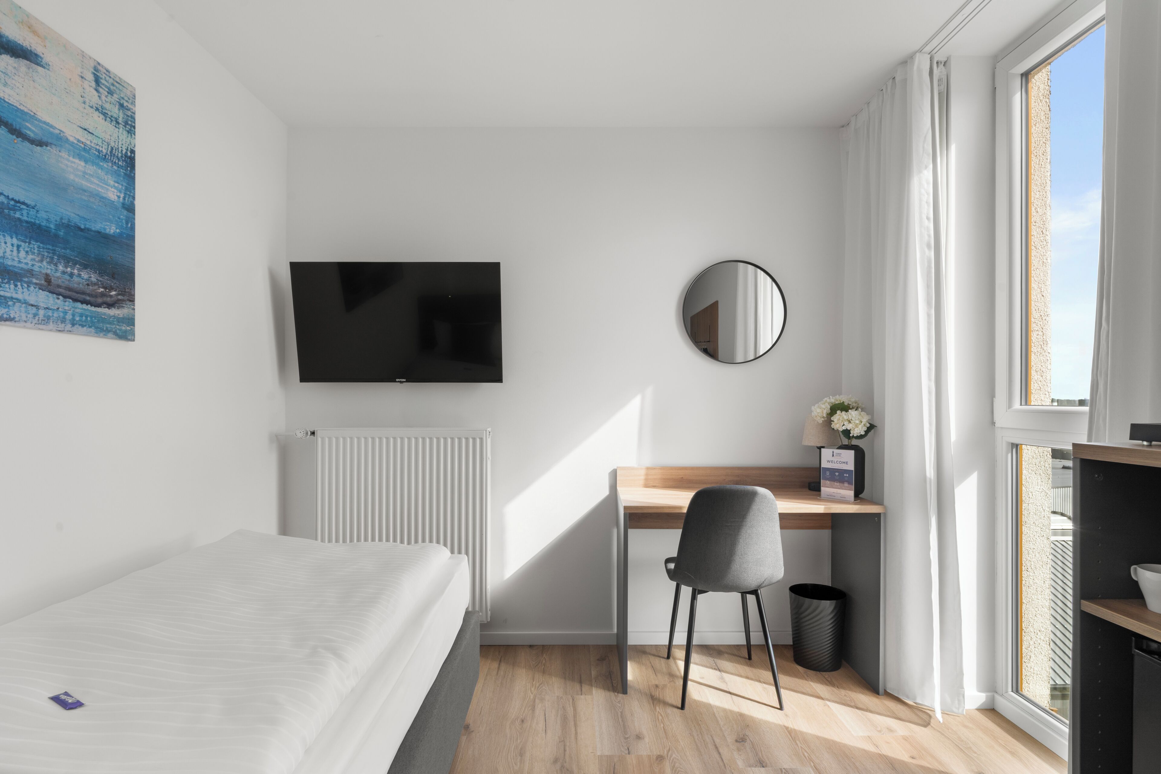 Kamar Single | Minibar gratis, meja kerja, dan ruang kerja ramah laptop