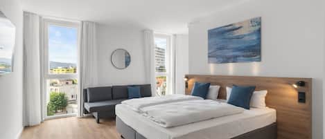 Habitación doble superior | Artículos del minibar gratis y escritorio