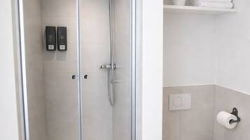 Dusche, Haartrockner, Handtücher, Seife