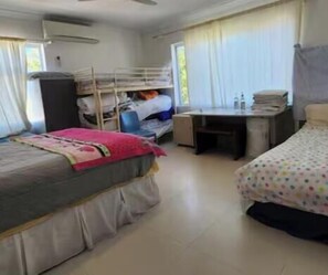 1 bedroom, iron/ironing board, WiFi, bed sheets - Family Breezy Retreat En suite Bedroom (Doubleview)