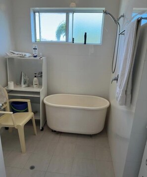 Jetted bath, towels, soap, toilet paper - Family Breezy Retreat En suite Bedroom (Doubleview)