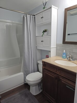 Hair dryer, towels, soap, toilet paper - Near Airport cozy 2 bedroom  (Anchorage)