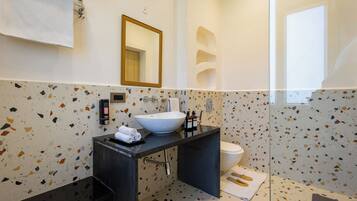 Villa estándar | Baño | Amenidades de baño gratuitas, secadora de cabello, toallas, jabón