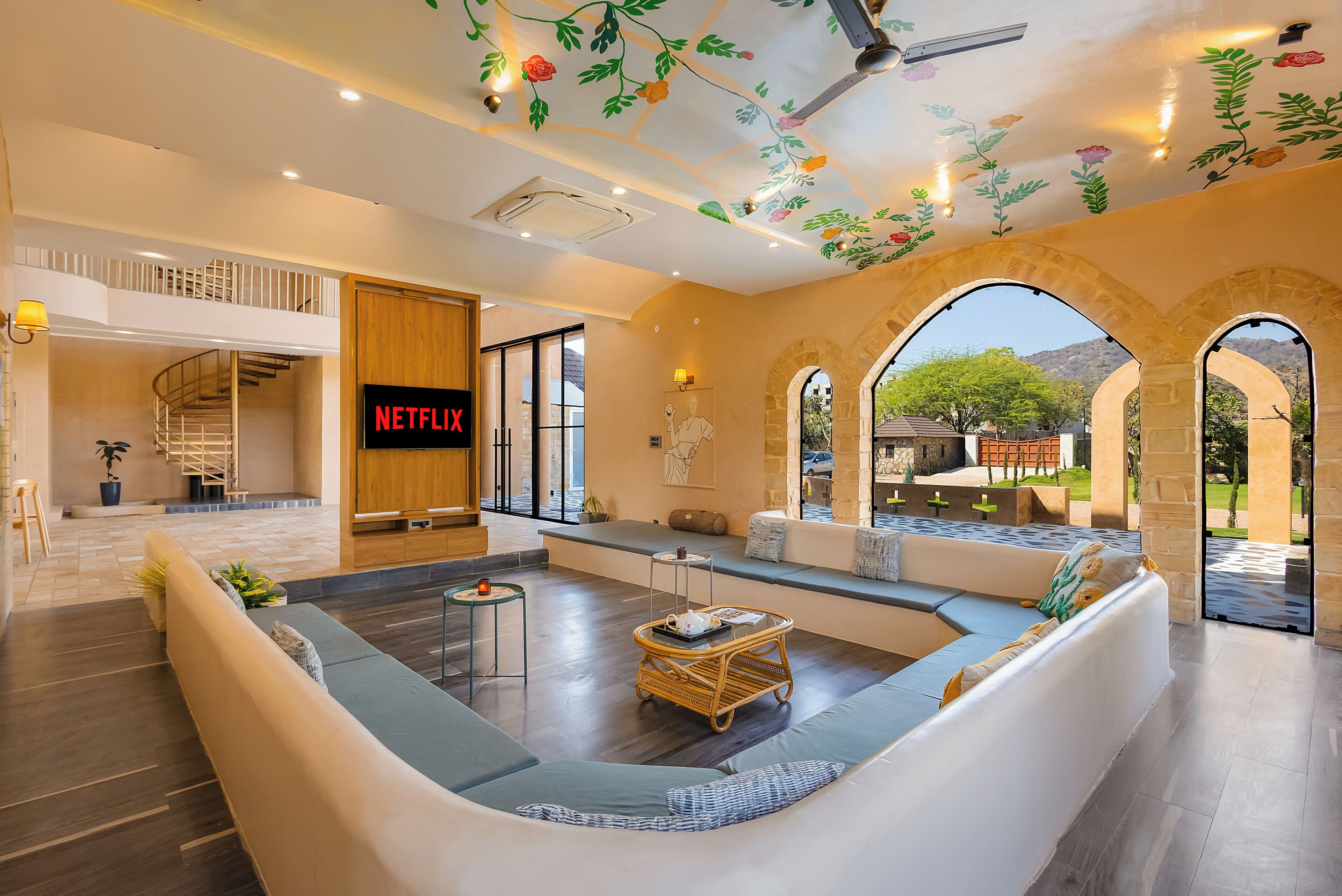Un'ampia zona giorno dal design moderno, con un divano grande, un tavolino da caffè e un televisore a schermo piatto.
