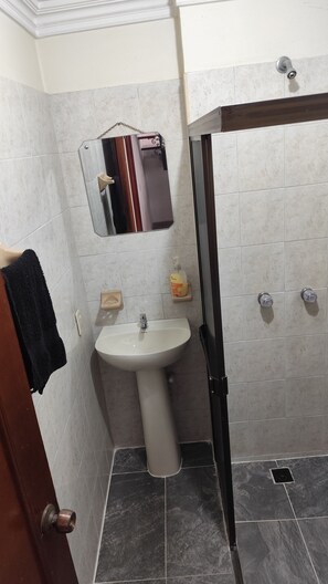Bathroom - Vrbo Property (Cartago)