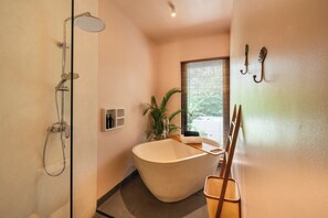 Dusche, Bidet, Handtücher, Seife