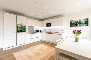 Fridge, microwave, dishwasher, coffee/tea maker - Stratford Flat near ABBA Arena (London)