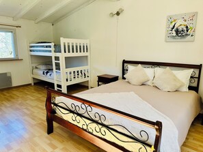 3 chambres, bureau, fer et planche à repasser, accès au Wi-Fi (inclus)