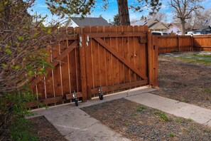Property grounds - Fully Furnished Creative Space + Studio Office in Convenient Denver Location (Denver)