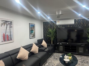 Living area - Charming 3-Bedroom House Rental in Sydney (Sydney)