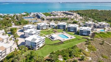 Ein Resort mit mehreren Gebäuden, einem Schwimmbad und Blick aufs Meer.