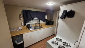 Kylskåp, mikrovågsugn, ugn och spishäll