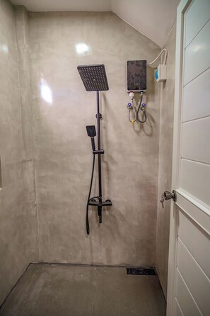Family Studio | Bilik Mandi | Tab mandi dan pancuran berasingan, tuala disediakan, tisu tandas 