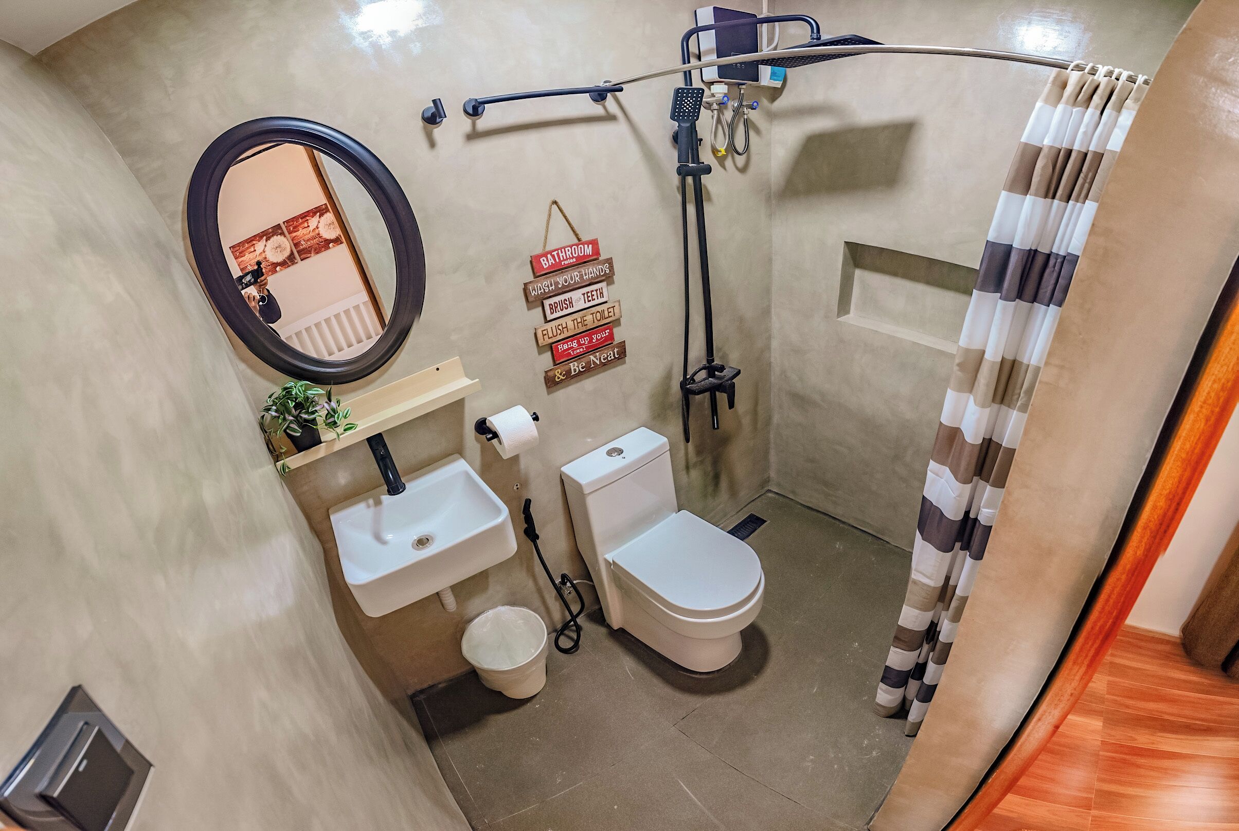 Superior-studiolejlighed | Badeværelse | Separat badekar og bruser, håndklæder, Toiletpapir