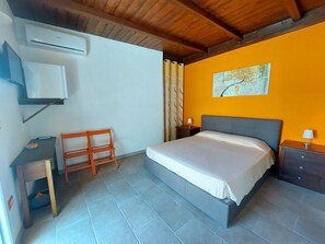 1 bedroom, iron/ironing board, free WiFi, bed sheets - Overseas- ORANGE ROOM (Vignacastrisi)