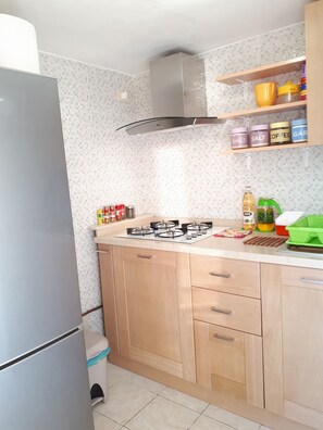 Fridge, stovetop, coffee/tea maker, cookware/dishes/utensils - Overseas- ORANGE ROOM (Vignacastrisi)
