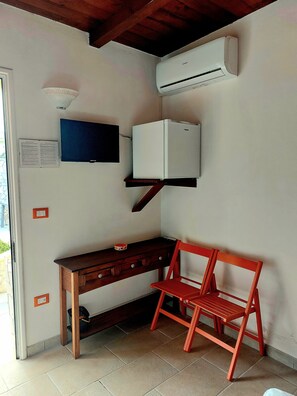 Interior - Overseas- ORANGE ROOM (Vignacastrisi)