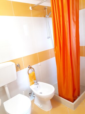 Shower, hair dryer, bidet, towels - Overseas- ORANGE ROOM (Vignacastrisi)