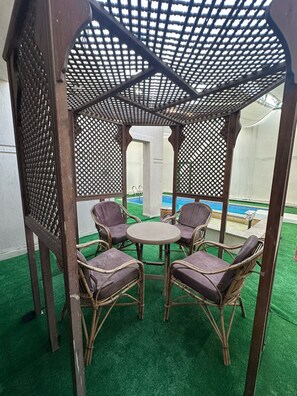 Outdoor dining - modern 4-bedroom villa with AC in El Sheikh Zayed City (El Sheikh Zayed City)