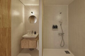 Haartrockner, Handtücher, Shampoo, Toilettenpapier