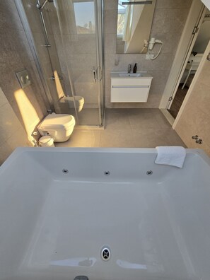 Shower, jetted bath, hair dryer, towels - MedVillas Dalyan (Dalyan)