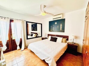 Tabla de planchar con plancha, internet y ropa de cama 