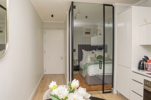 1 bedroom, iron/ironing board, WiFi, bed sheets - Plush waterfall stay at Ellipse (Midrand)