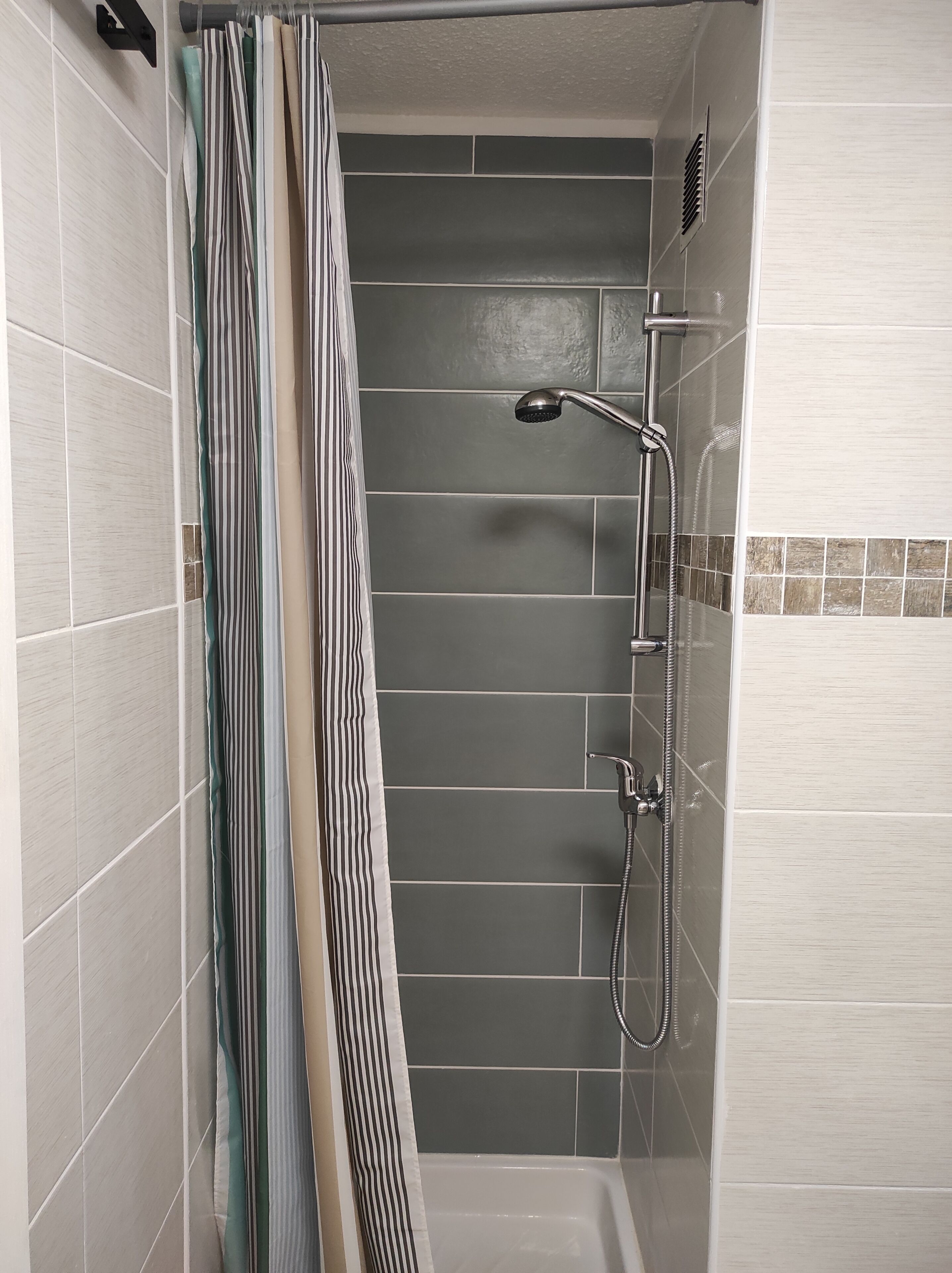 Regadera y papel de baño 