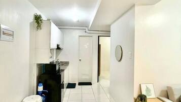 Familienapartment, 2 Schlafzimmer, Küche, Blick auf den Innenhof | Wohnbereich