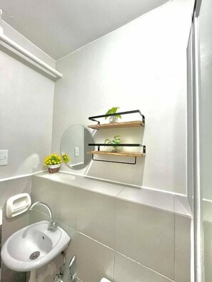 Family Condo, 2 Bedrooms, Kitchen, Courtyard View | Bathroom | Slippers - 2BR Urban Deca Homes Banilad by Gerra-57 (Mandaue)
