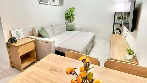 คอนโดสำหรับครอบครัว, 2 ห้องนอน, ห้องครัว, วิวสวนหย่อม | บริเวณนั่งเล่น