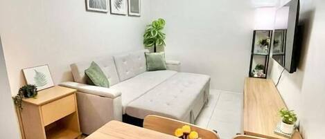 Condo familiar, 2 habitaciones, cocina, vista al patio | Área de sala de estar